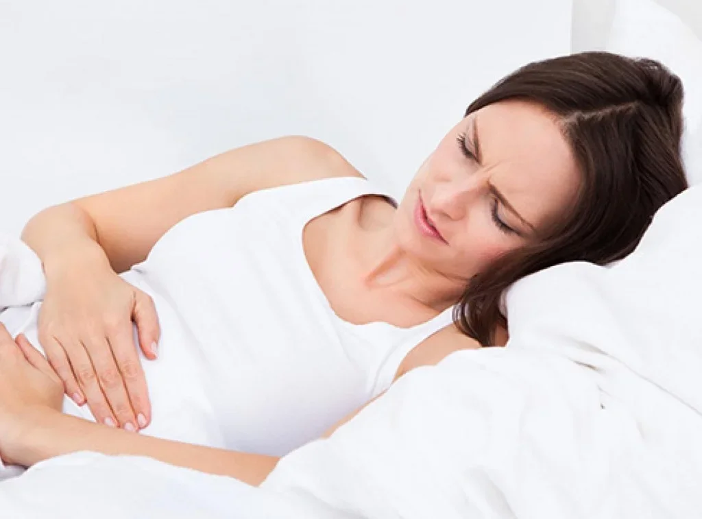 Mẹ nên làm gì để giảm cơn đau tử cung sau sinh an toàn?