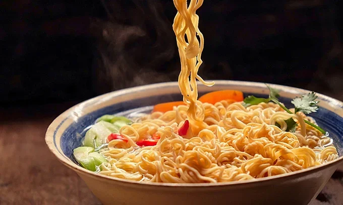 Mẹ sau sinh ăn mì tôm có mất sữa không?