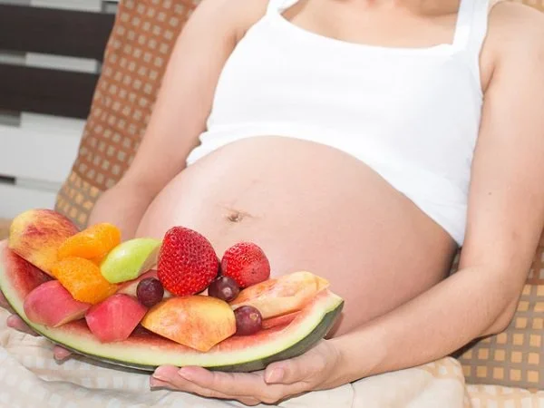 Mẹ cần tránh và nên ăn những loại trái cây nào trong giai đoạn cho con bú