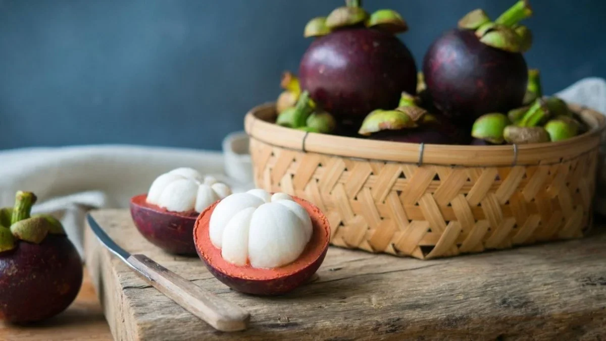 Sau sinh ăn măng cụt được không? Có nguy hiểm gì tới mẹ và bé không?